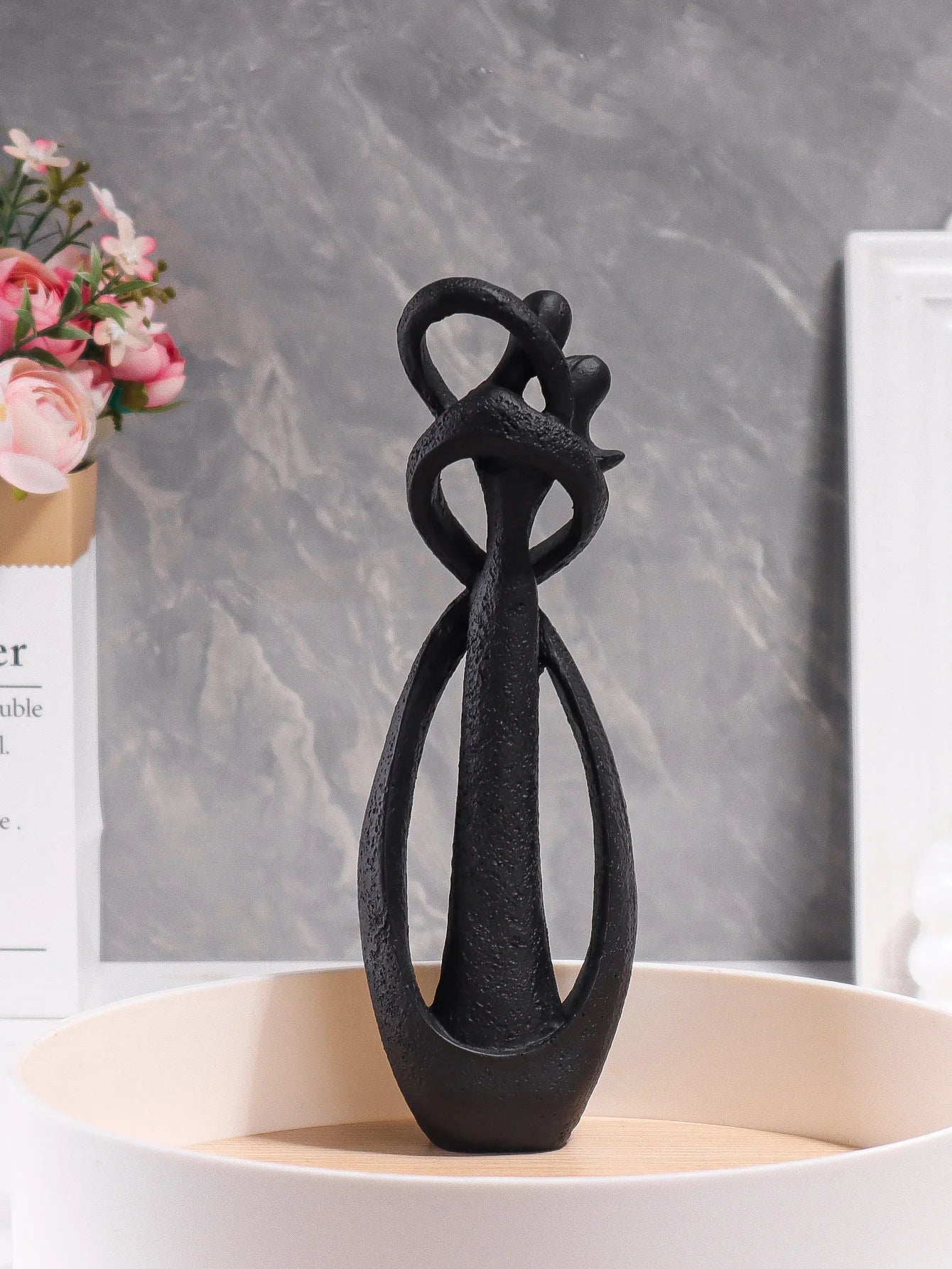 Escultura de Casal Abraçado